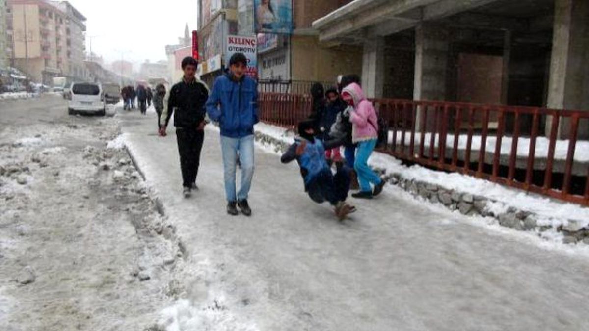 Hakkari'de Sokaklar Buz Pistine Dönüştü