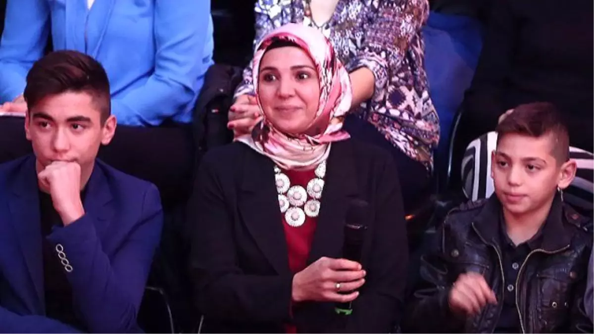 Hamamcı Selda O Ses Türkiye Stüdyosunda! Acun Ilıcalı\'ya Ne Hediye Getirdi?