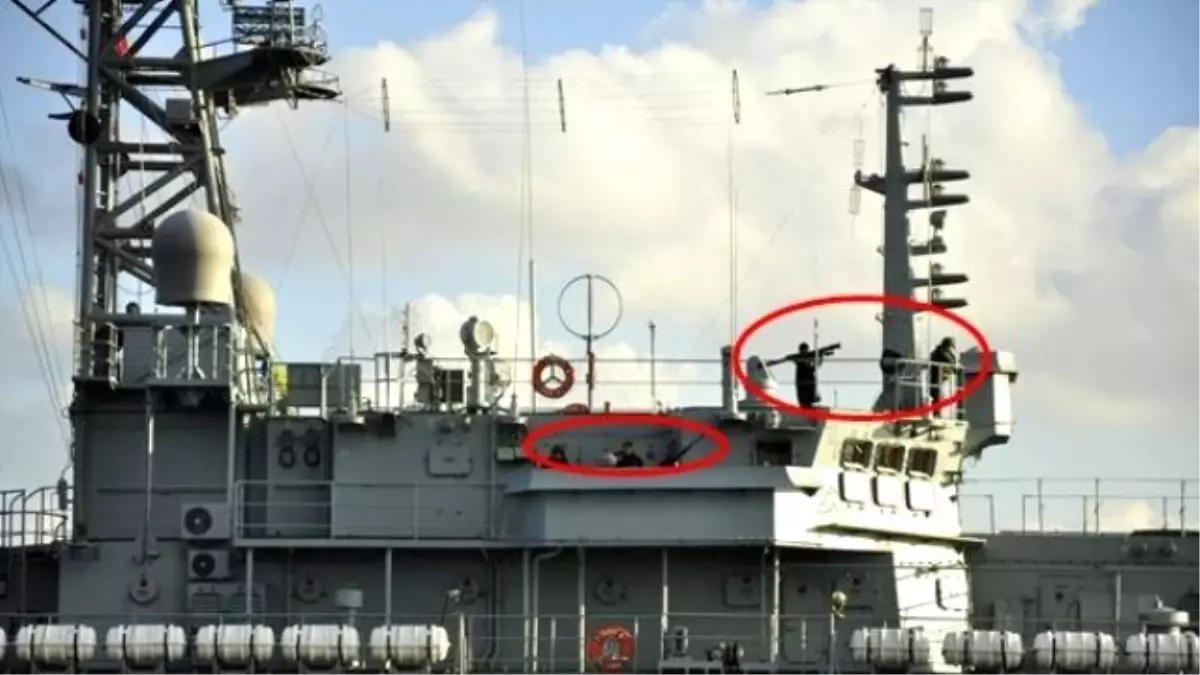 Rus Askeri, İstanbul Boğazı'ndan Geçerken Uçaksavar Füzesi İle Poz Verdi