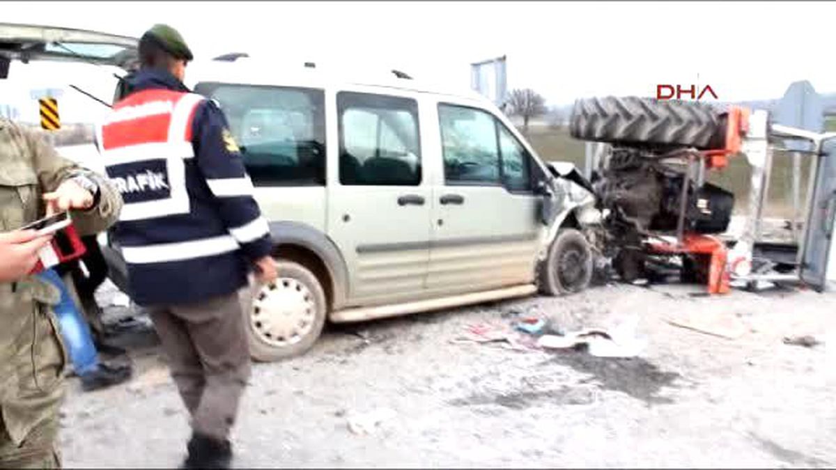 Samsun Hafif Ticari Araçla Traktör Çarpıştı: 3 Yaralı