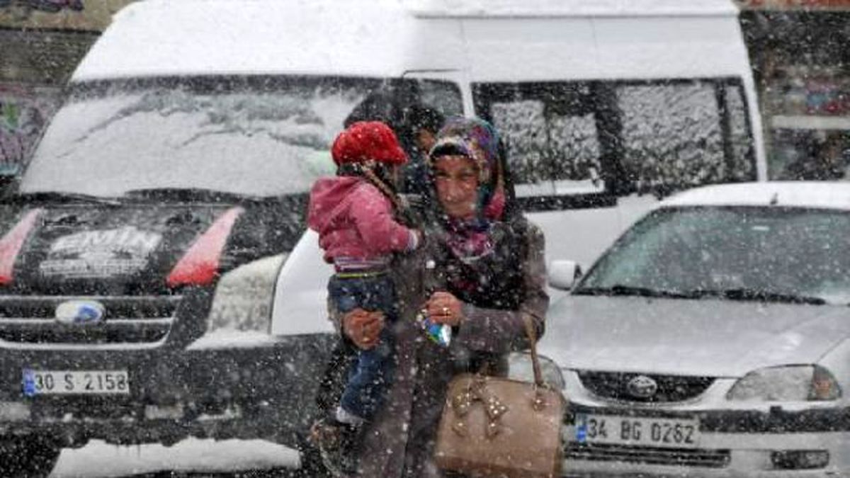 Yüksekova\'da Ulaşıma Kar Engeli