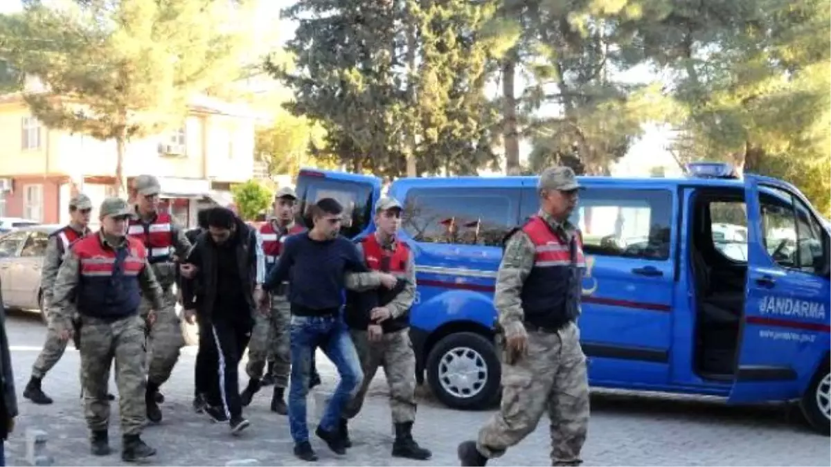 Akçakale\'de Otomobil Hırsızı 3 Suriyeli Yakalandı