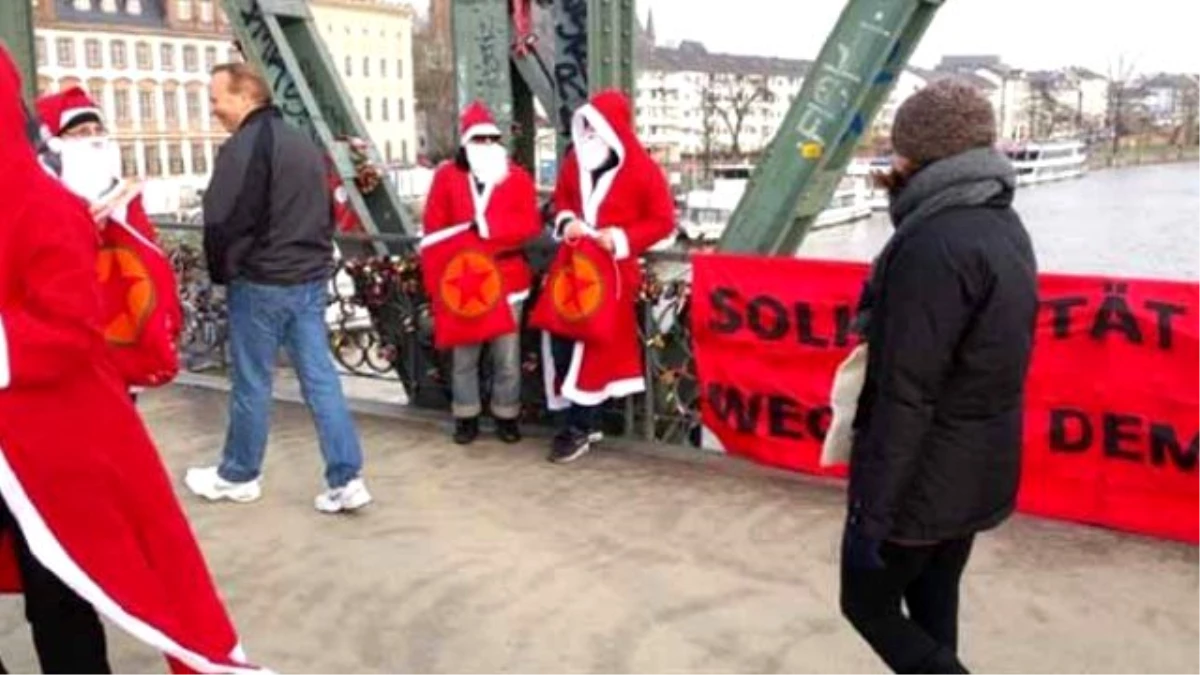 Almanya\'da Noel Baba Kılığında PKK Propagandası