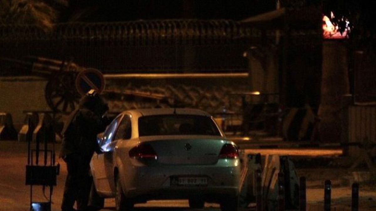 Askeri Birlik Önüne Bırakılan Şüpheli Araçta Bomba Araması