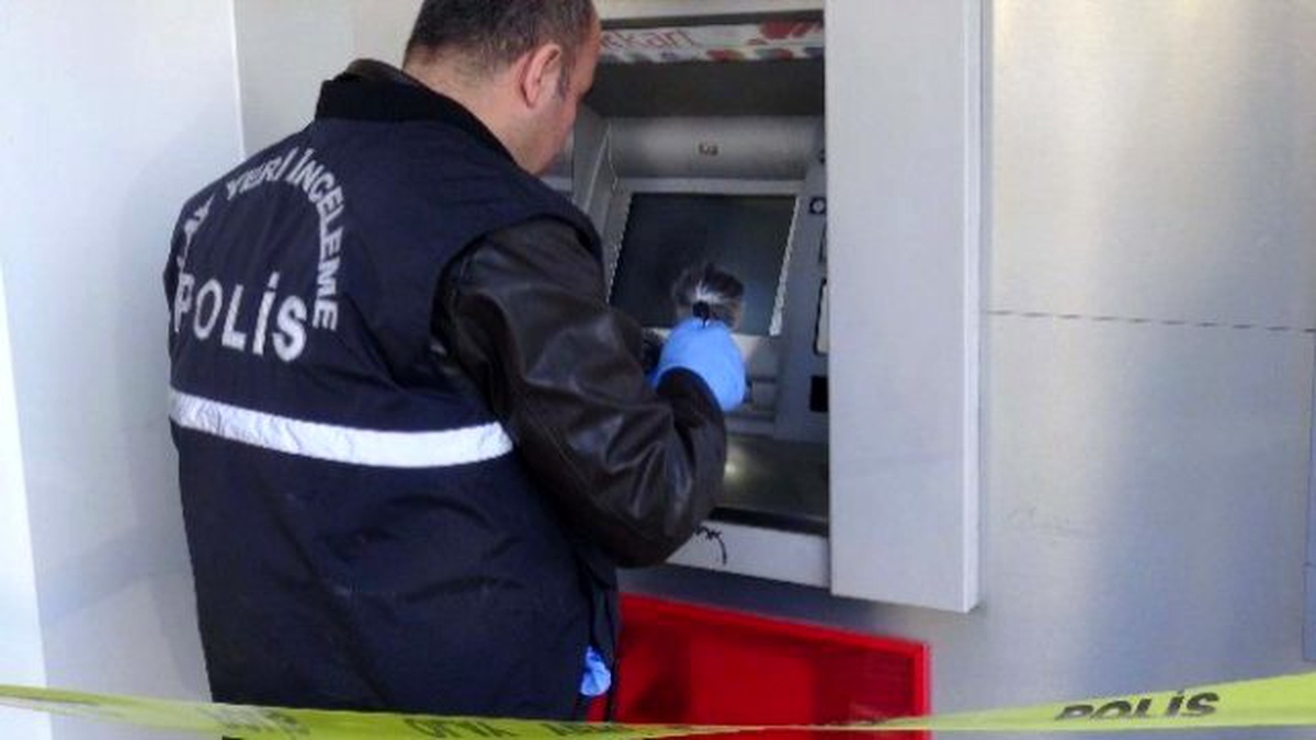 Atm\'de Kart Kopyalama Düzeneği Bulundu
