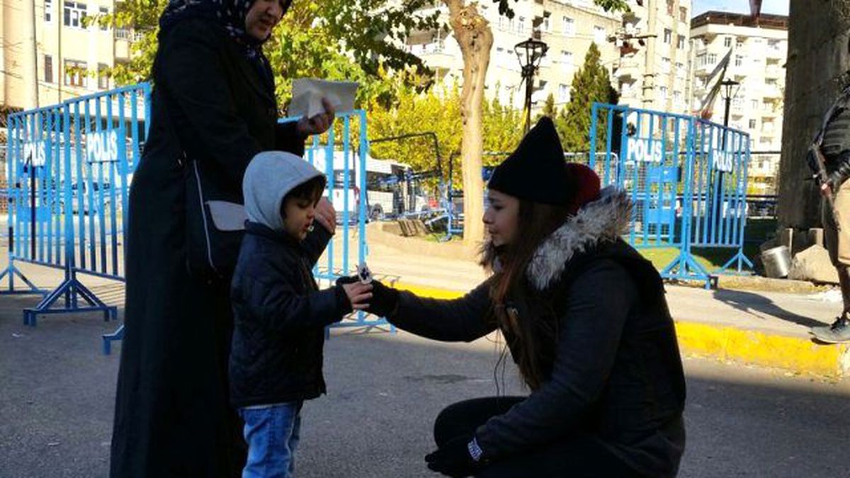 Diyarbakırlı Çocuğun Polis Sevgisi Göz Yaşarttı