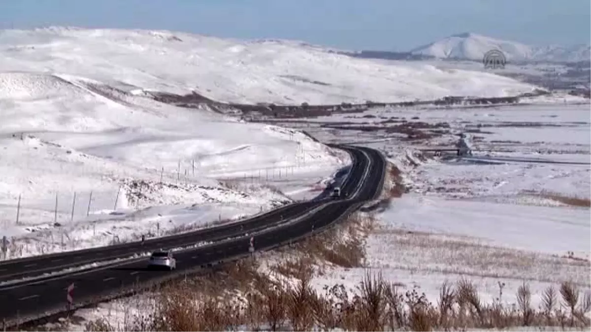 Donan Nehir Üzerinde Balık Avlıyorlar