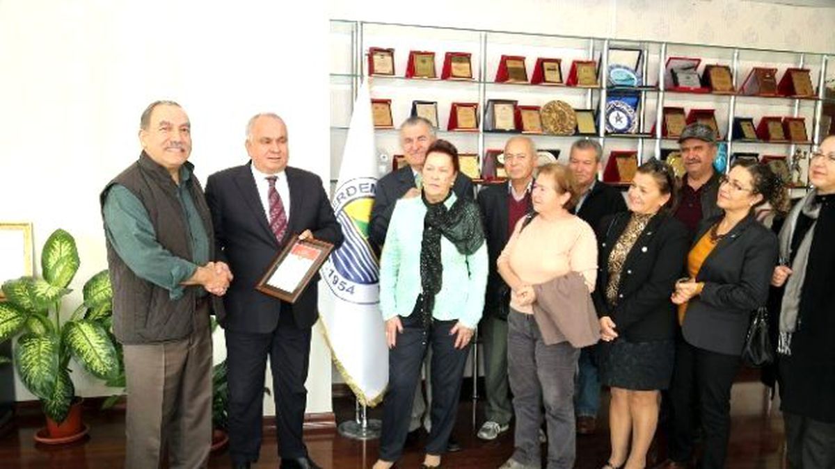 Erdemli Tema Vakfı\'ndan Başkan Tollu\'ya Plaket