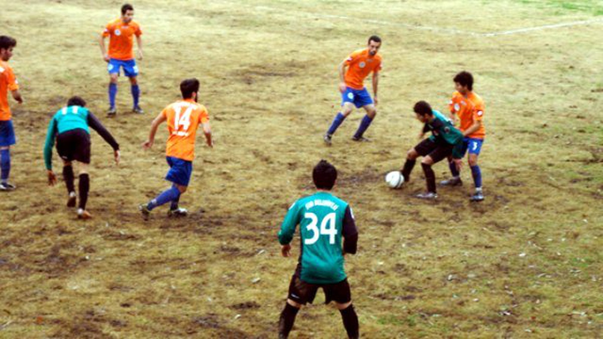 Eskişehir\'de Oynanan Amatör Maçta Futbolcu Hakeme Kafa Attı