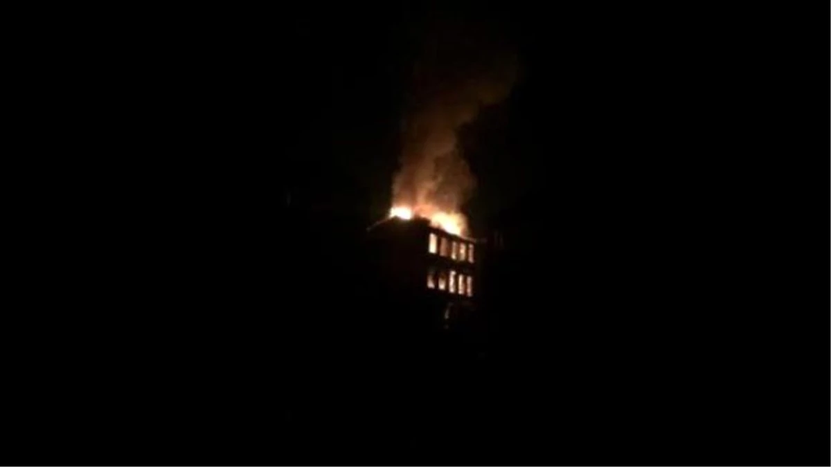 Fatih\'te Bangladeşlilerin Kaldığı 3 Katlı Ahşap Bina Yandı