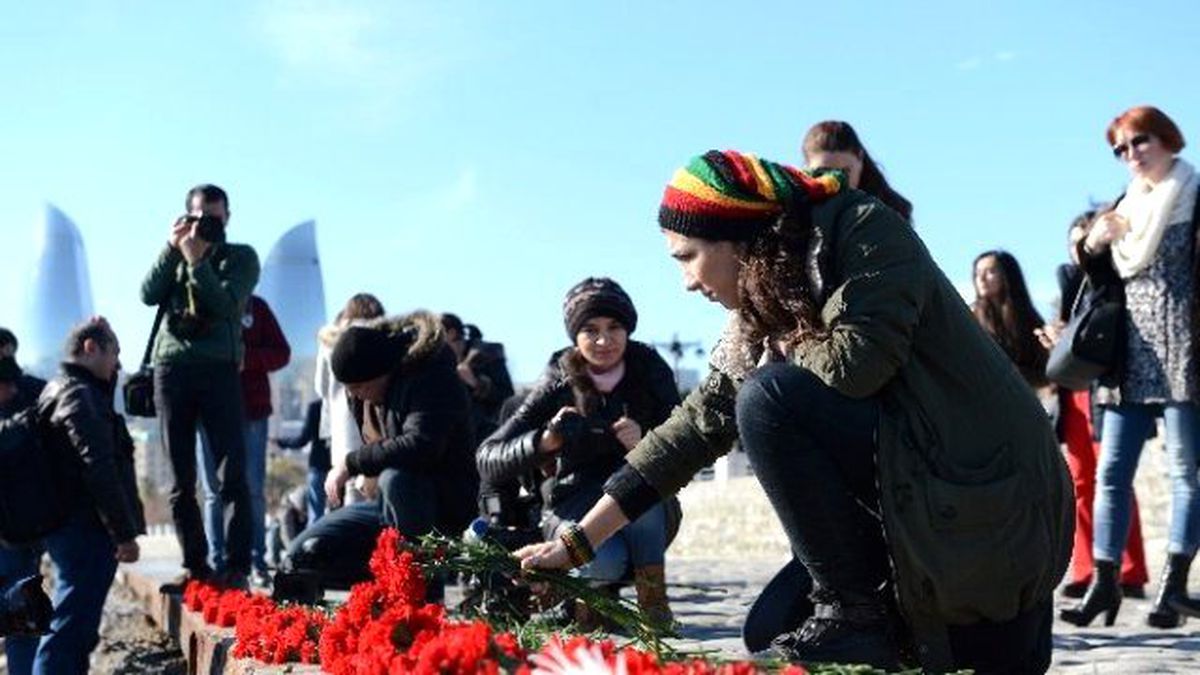 Azerbaycan Vatandaşları Kayıp İşçileri Karanfillerle Andı