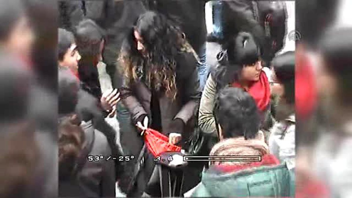 Kız Öğrenci, Arkadaşlarına Sopa Dağıtırken Görüntülendi