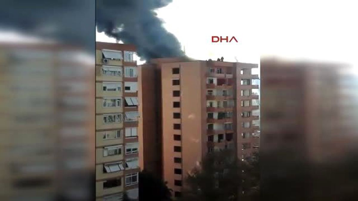 Kadıköy\'de Boşaltılan 12 Katlı Binada Yangın