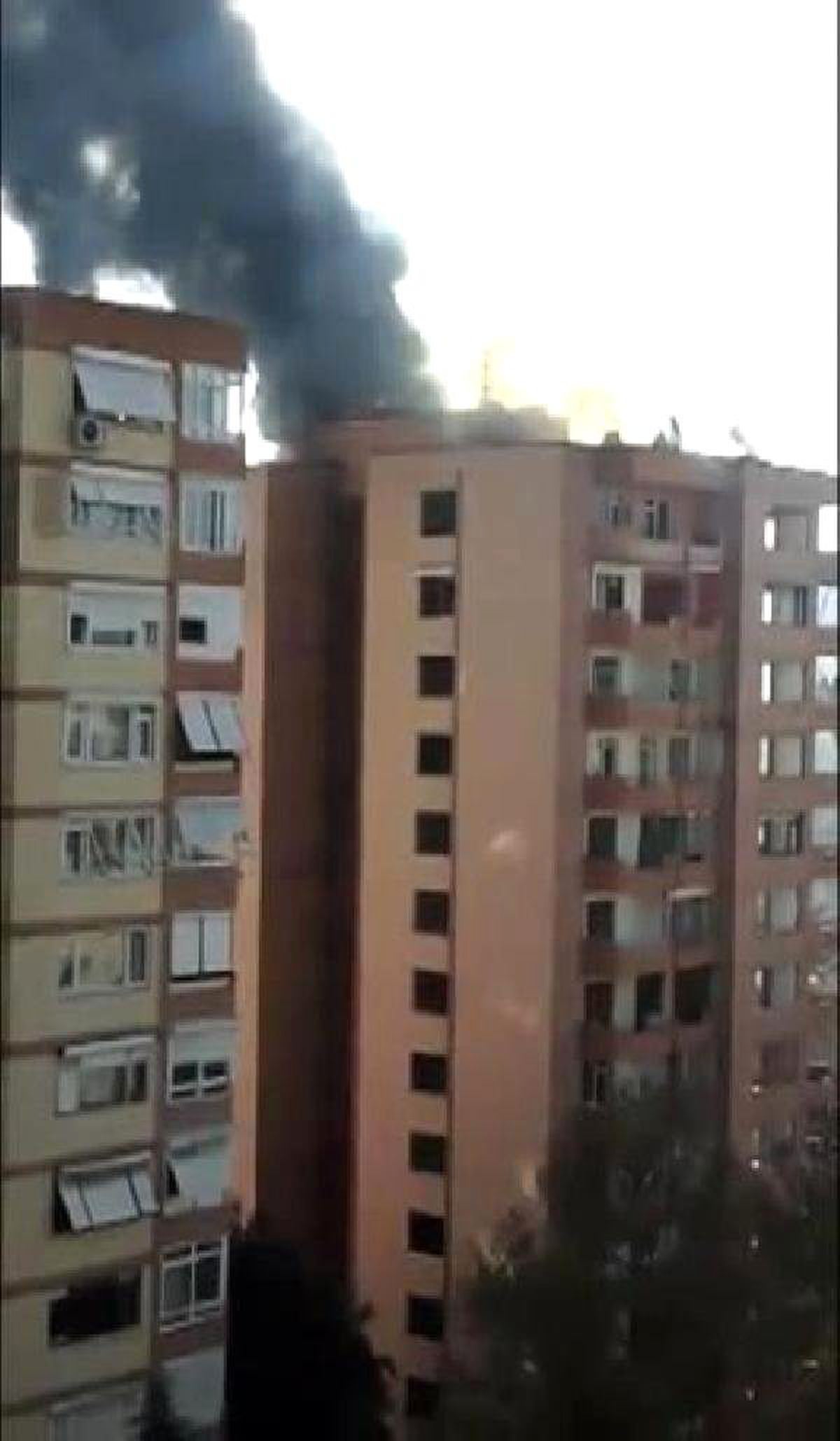 Kadıköy\'de Boşaltılan 12 Katlı Binada Yangın