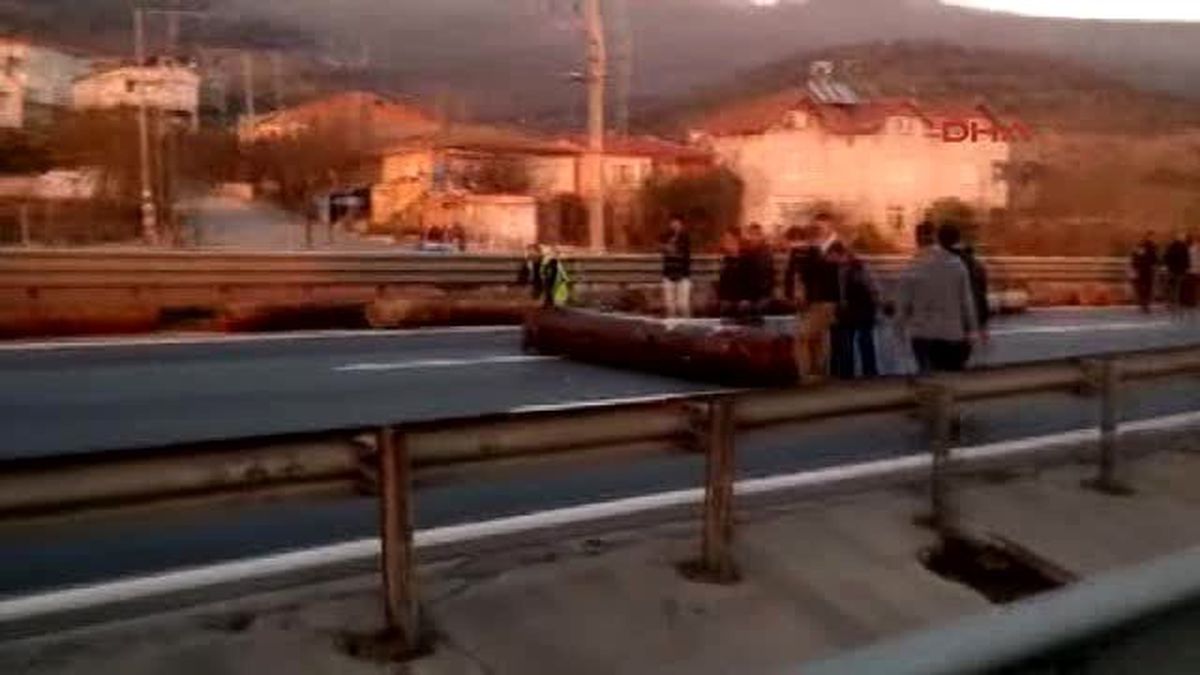 Kocaeli Tır Devrildi, Tem Otoyolu İstanbul Yönü Ulaşıma Kapandı