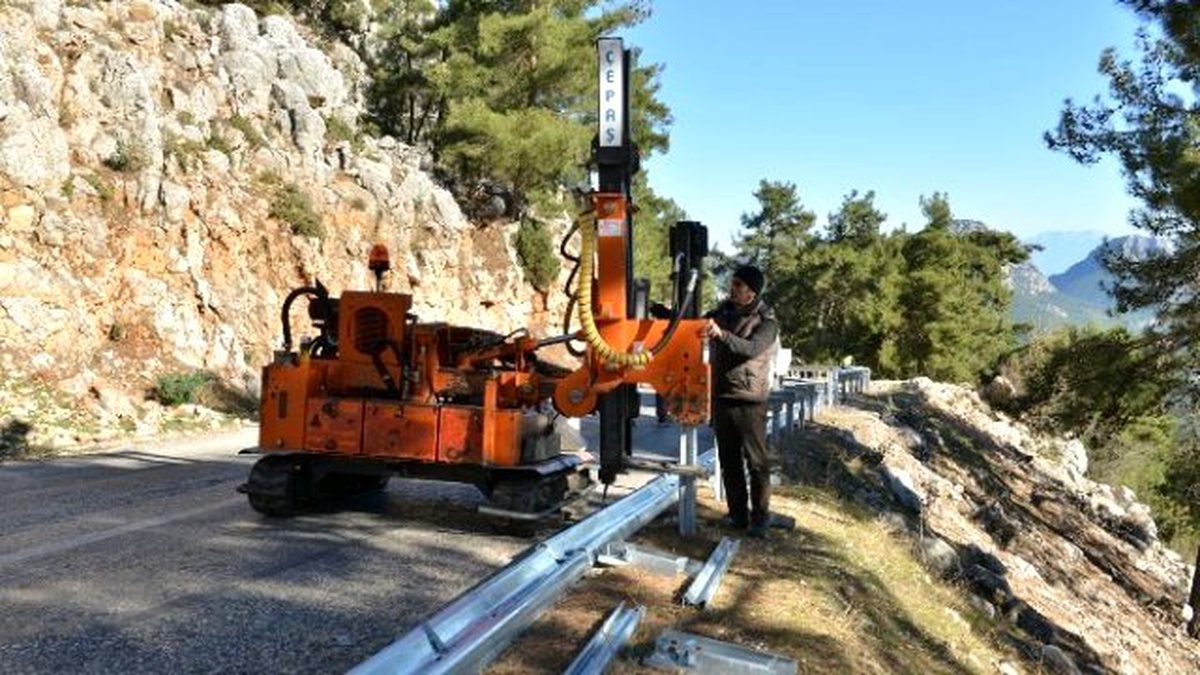 Konyaaltı Belediyesi\'nden Feslikan Yayla Yoluna \'Çelik Bariyer\'li Tedbir