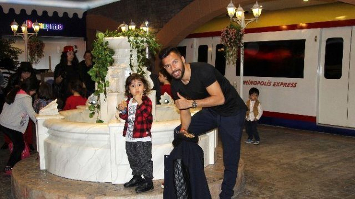 Milli Futbolcu Yasin Öztekin Oğlu Miraç\'la Minopolis\'te
