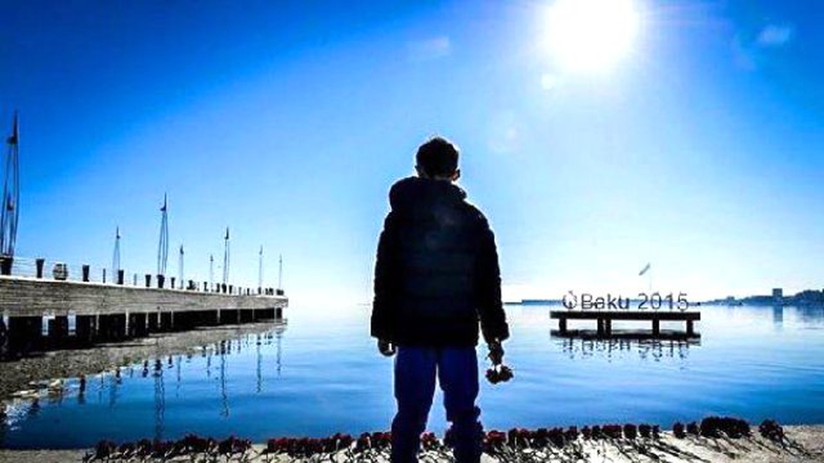 Ölenler Anısına Hazar Deniz Kıyısına Karanfiller Bırakıldı