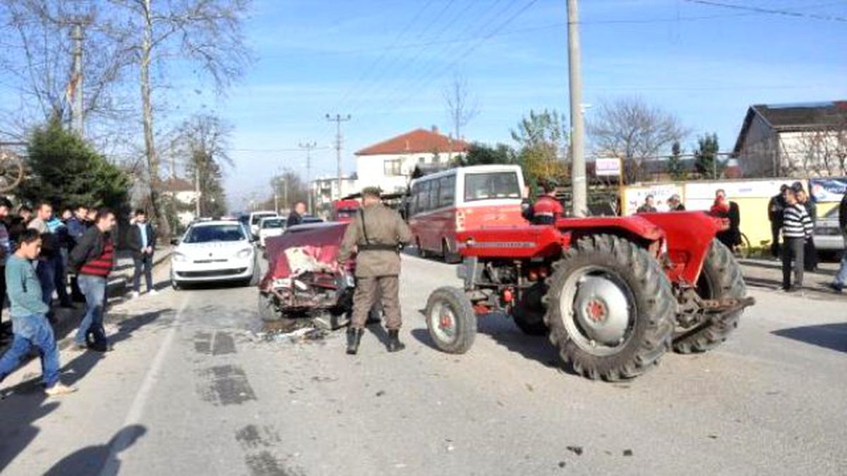 Otomobil ile Traktör Çarpıştı: 4 Yaralı
