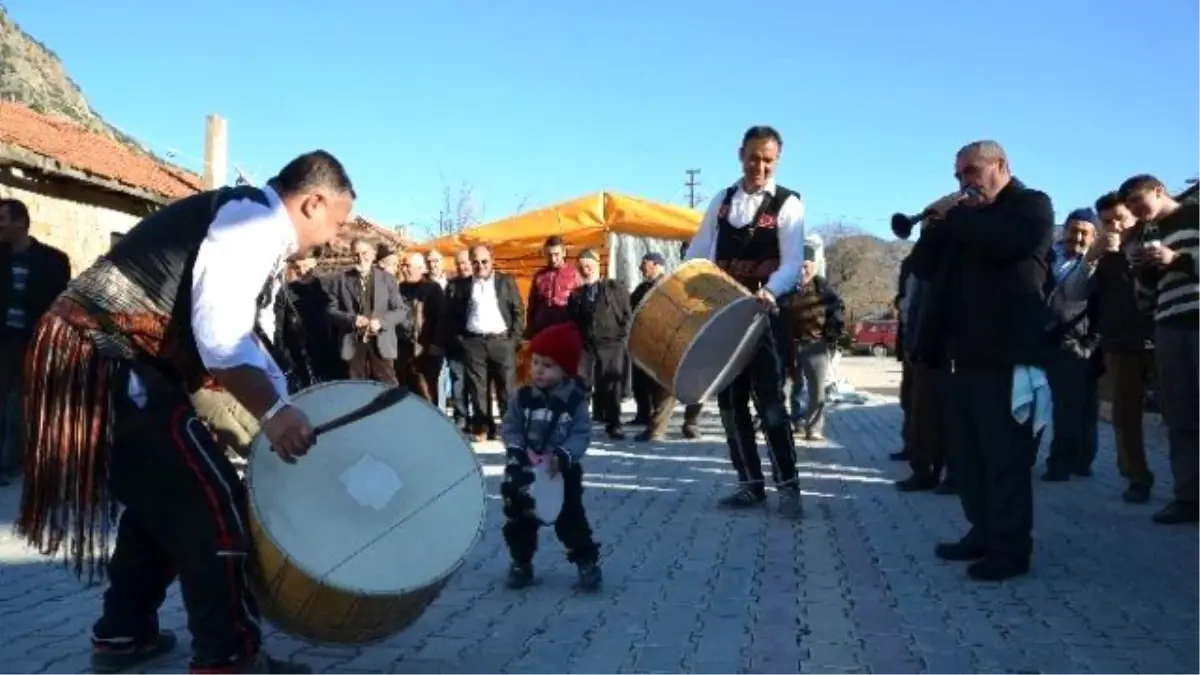 Ağzında Emzikle Davul Çaldı