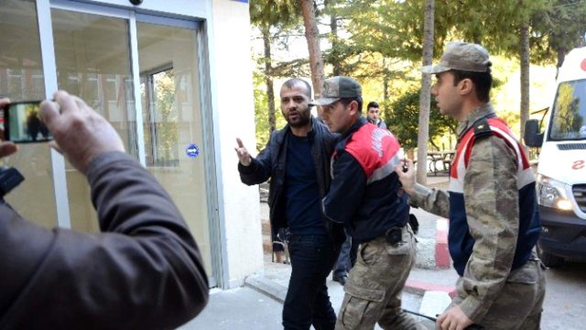 Suç Makinesi, Gazetecilere Saldırdı