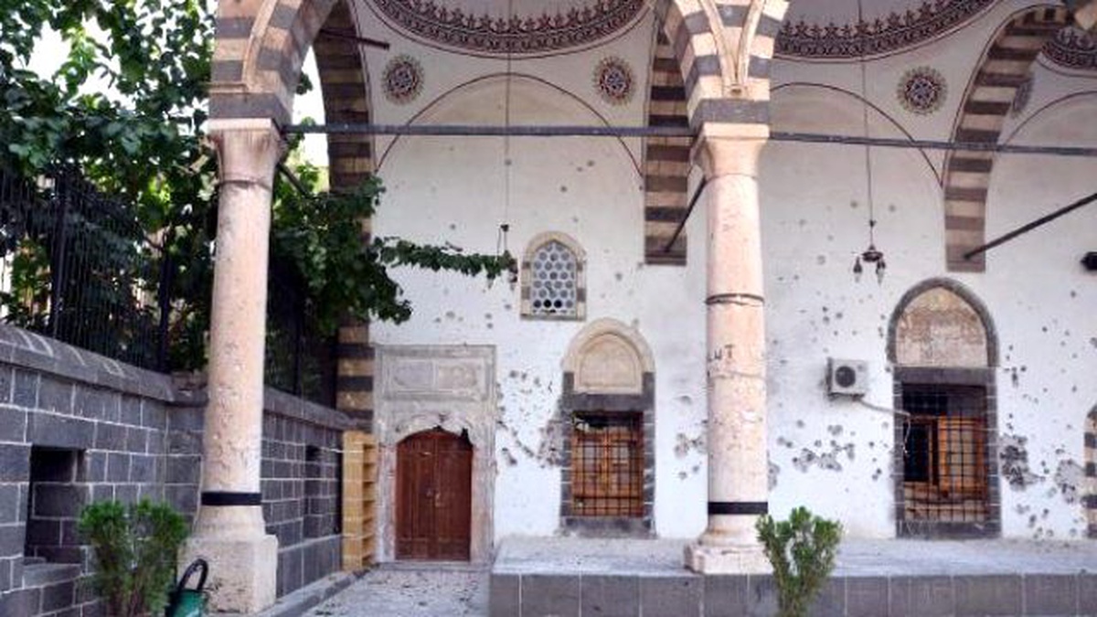Sur\'daki Tarihi Kurşunlu Camisi\'nde Yangın Çıktı, İtfaiye Müdahale Edemedi