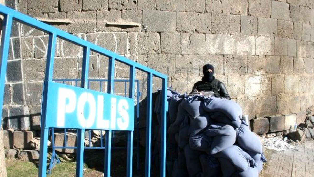 Sur İlçesi Girişinde Kum Torbalarıyla Mevziler Oluşturuldu