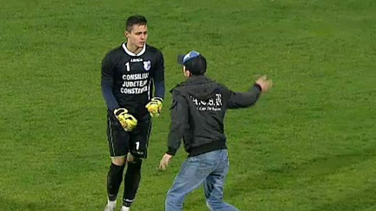 Taraftar Sahaya Daldı, Kaleciye Tekme Tokat Girişti