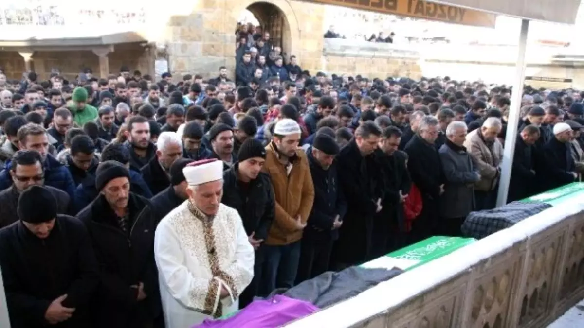 Yozgat\'ta Egzoz Gazından Zehirlenerek Hayatını Kaybeden İki Genç Son Yolculuğuna Uğurlandı