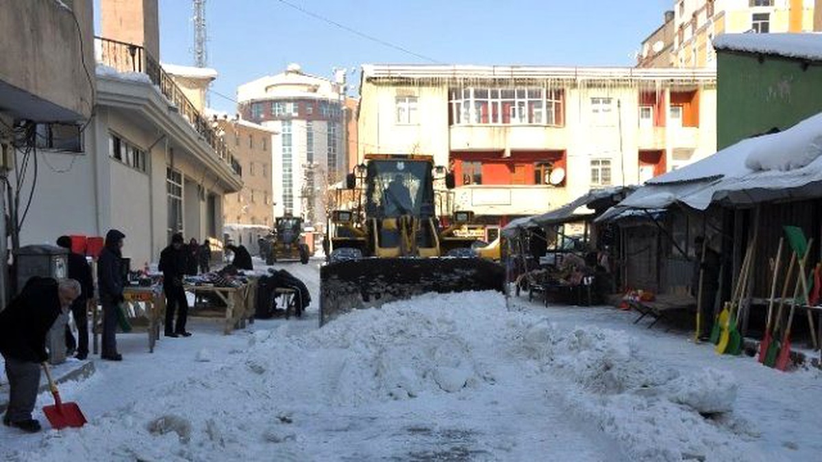 Yüksekova\'da Kar Temizleme Çalışmaları Sürüyor