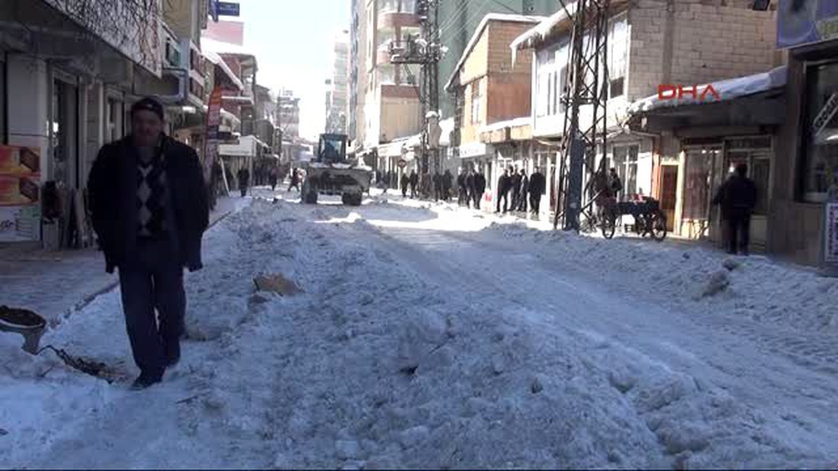 Yüksekova\'da Kar Temizleme Çalışması Başlatıldı