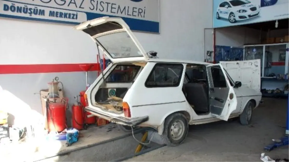 Adıyaman\'da Otomobilin Lpg Deposu Patladı: 3 Yaralı