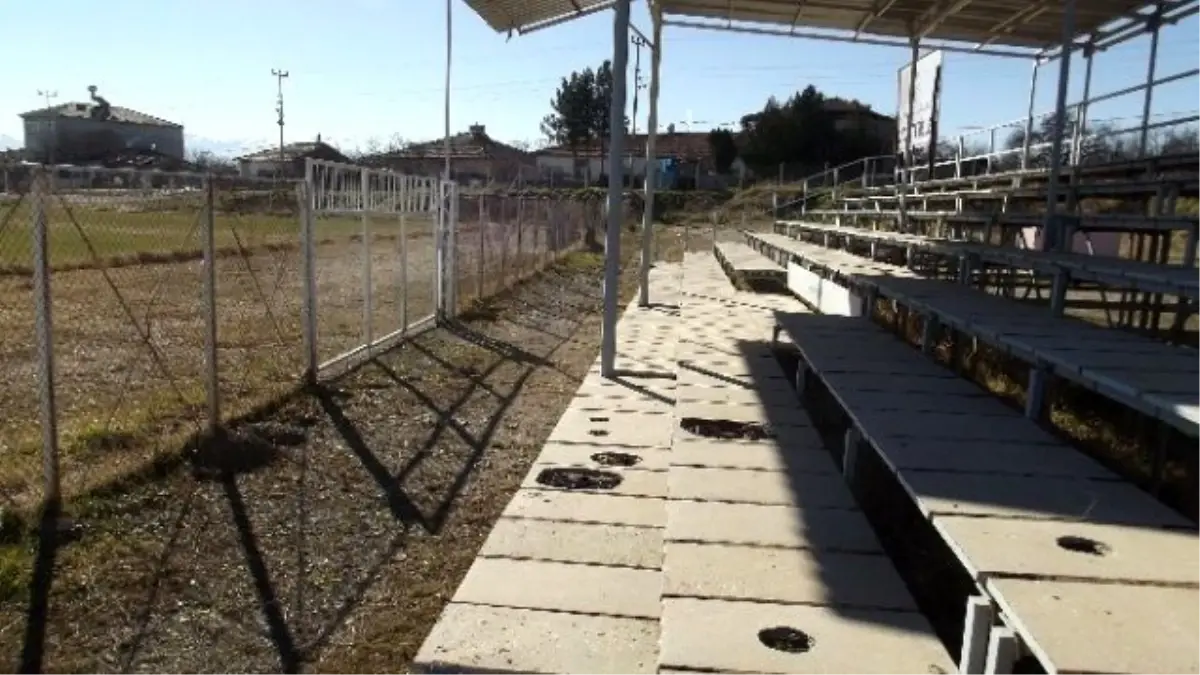 Akçadağ Stadı Kaderine Terk Edildi