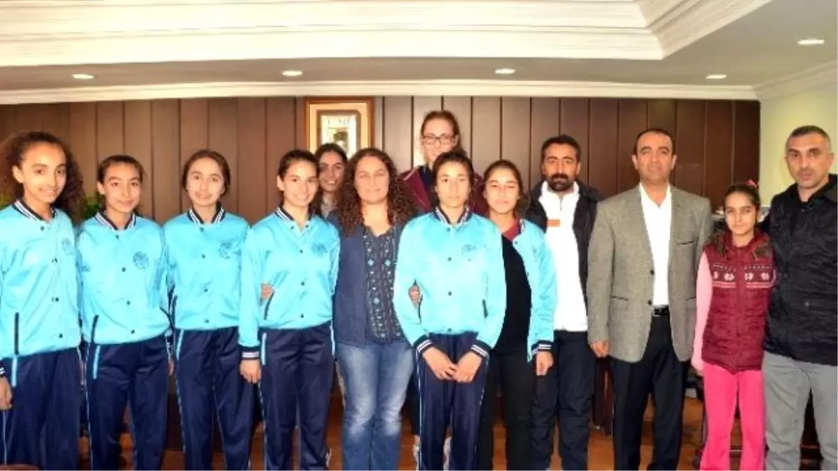 Akdeniz Belediyespor\'un Başarılı Voleybolcuları Baykara\'yı Ziyaret Etti