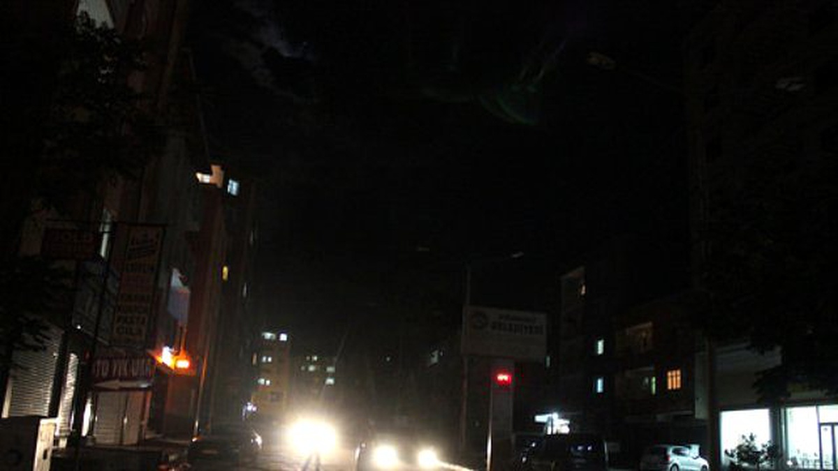 Batmanın En İşlek Caddesi Akşam Saatlerinde Karanlığa Gömülüyor