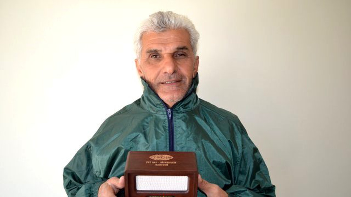 Çocuklara Futbol Öğreten Antrenöre TRT\'den Nostaljik Hediye