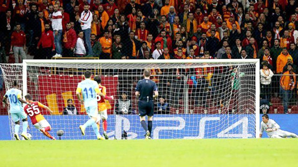 Galatasaraylılar, Yönetimi İstifaya Davet Etti, Futbolcuları Islıkladı