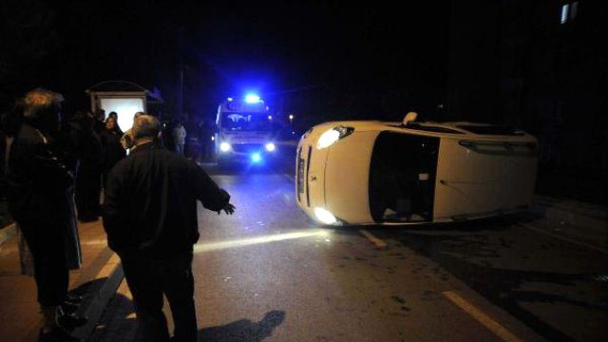 Hafif Ticari Araçla Otomobil Çarpıştı: 2 Yaralı