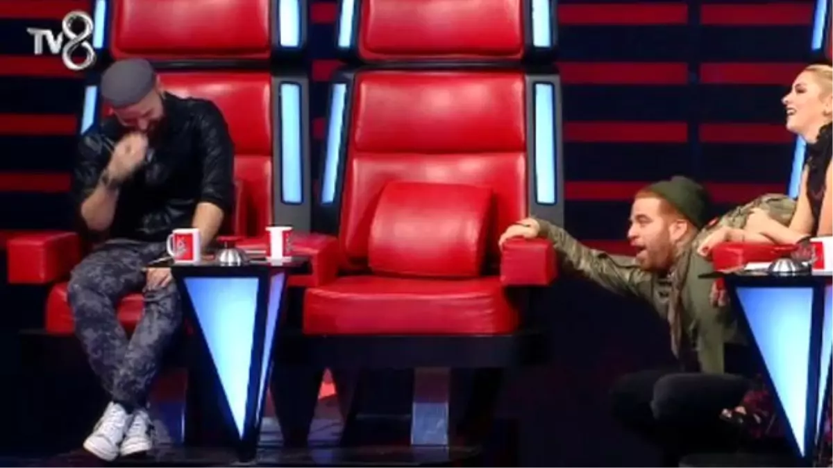 Hakan\'ın Esprisinin Ardından Gökhan Kendisini Yerlere Attı
