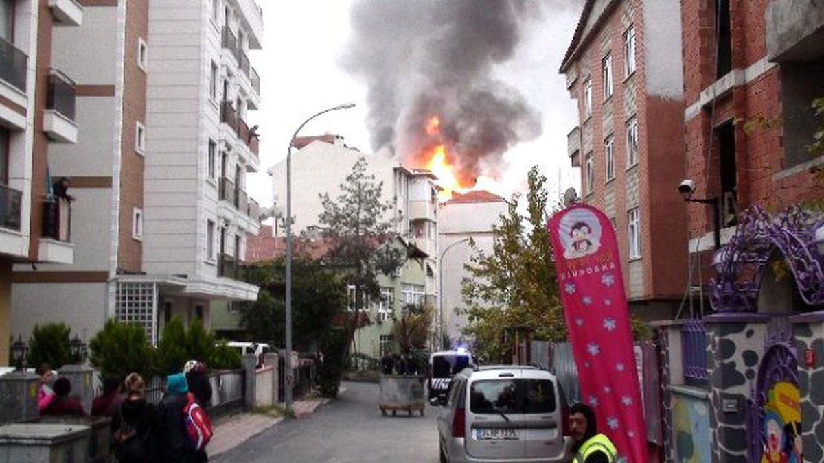 Kartal\'da Boşaltılan Binanın Çatısı Alev Alev Yandı