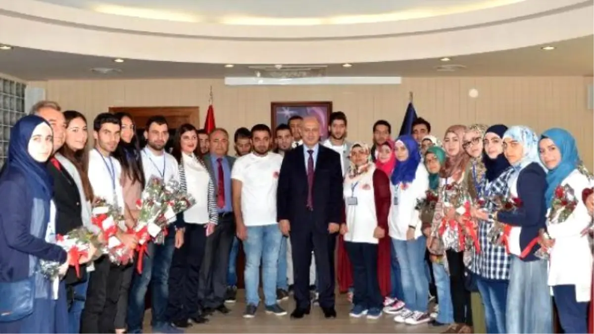 Mersin\'de Suriyeli Mültecilerden Çiçekli Teşekkür