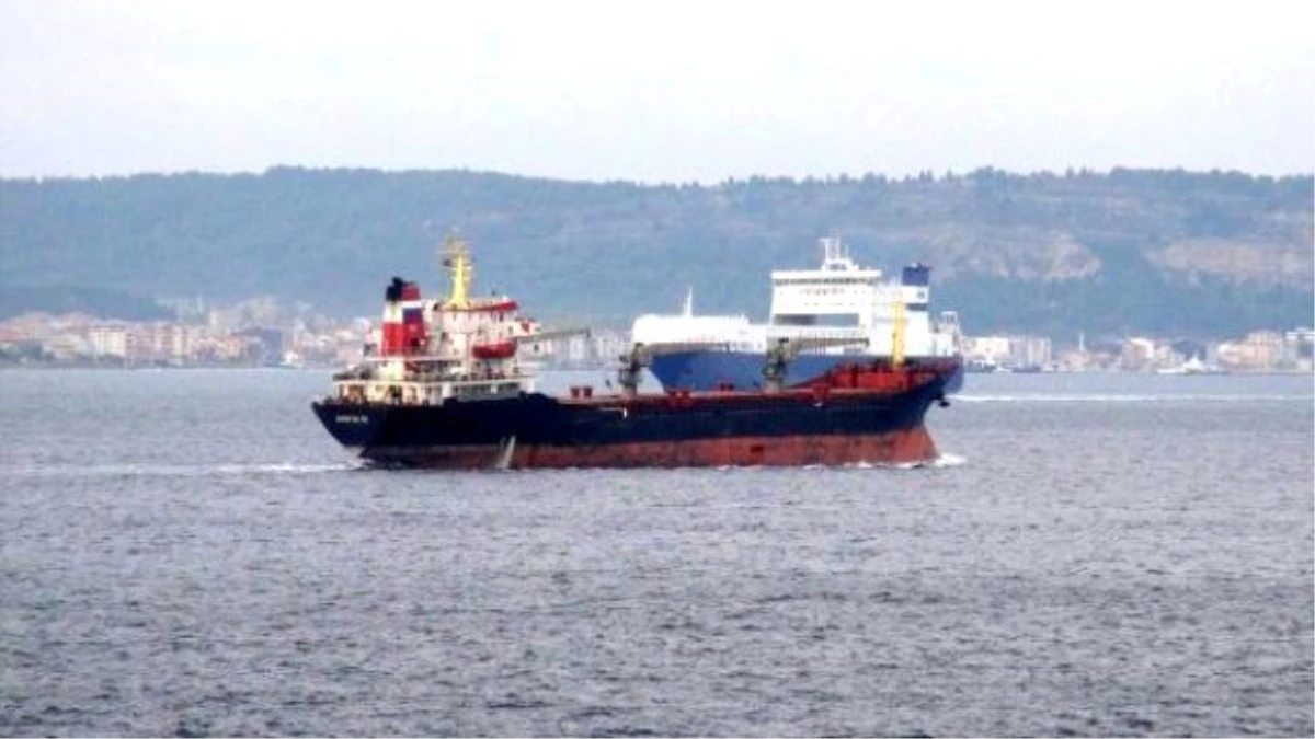 Rus Donanması\'na Ait Kargo Gemisi Çanakkale Boğazı\'ndan Geçti