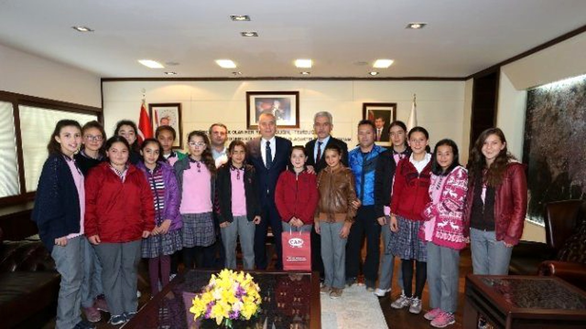 Serinhisarlı Basketbolcu Kızlardan Başkan Zolan\'a Ziyaret