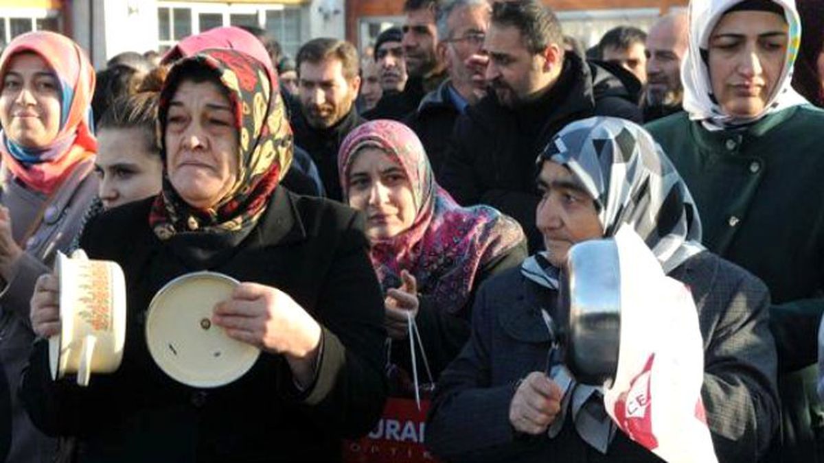 Sivaslı İşçiler Maaşları İçin Eylem Yaptılar, Gaza Boğuldular