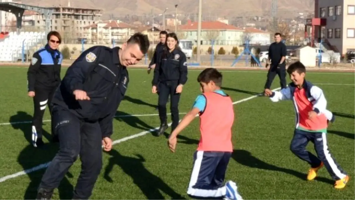 Sokakta Çalışan Çocuklardan Futbol Takımı Kurdular