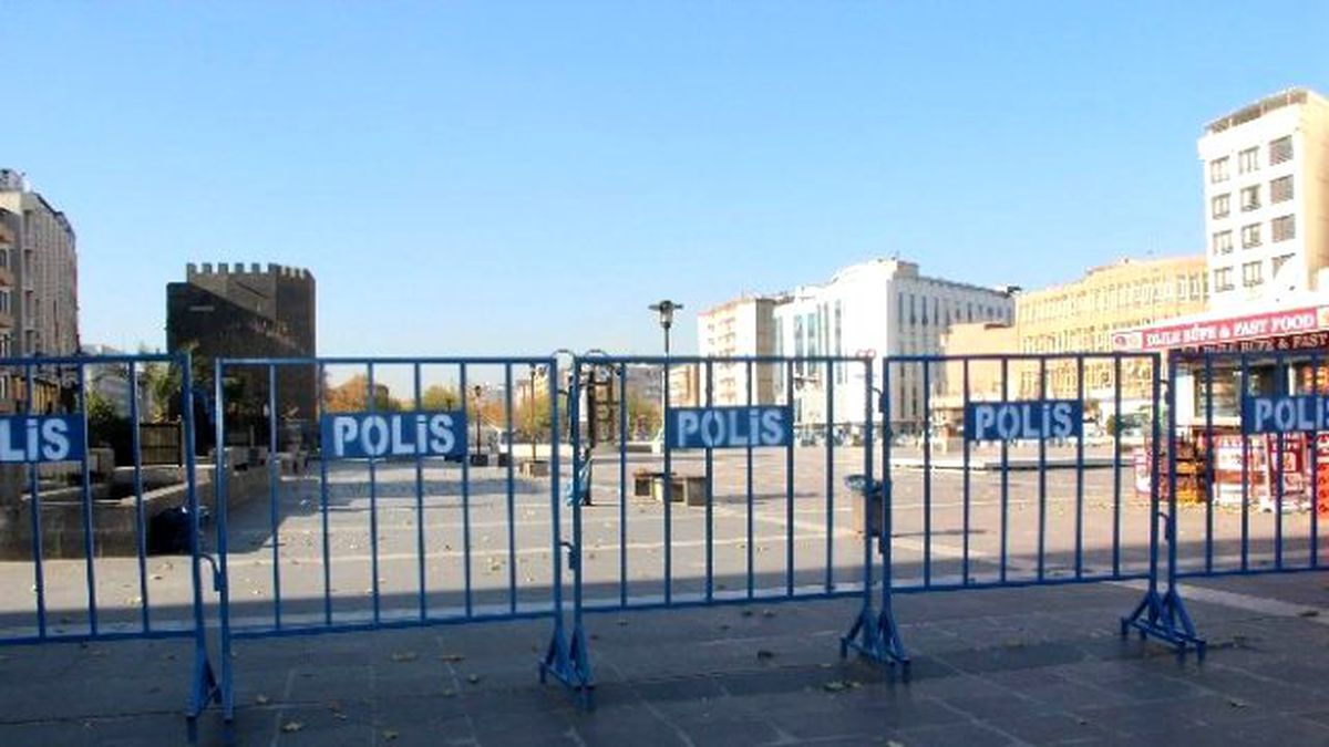 Sur\'da Yasak Sürüyor