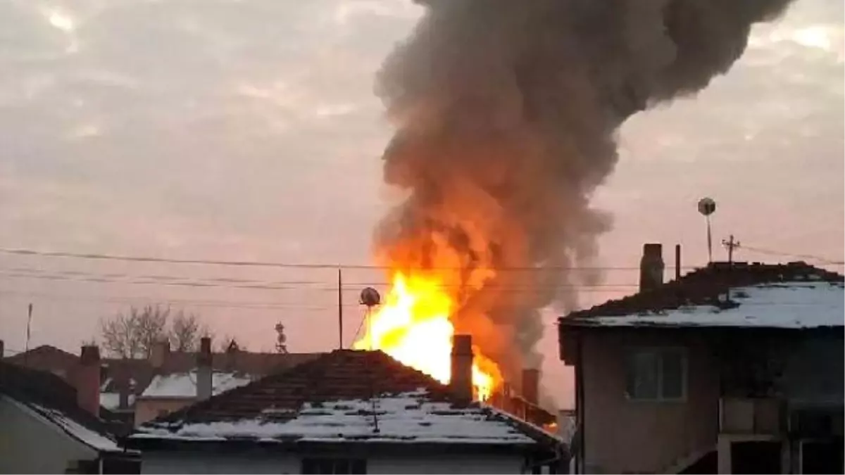 Suriyeli Ailenin Evinde Çıkan Yangını İtfaiye Söndürdü