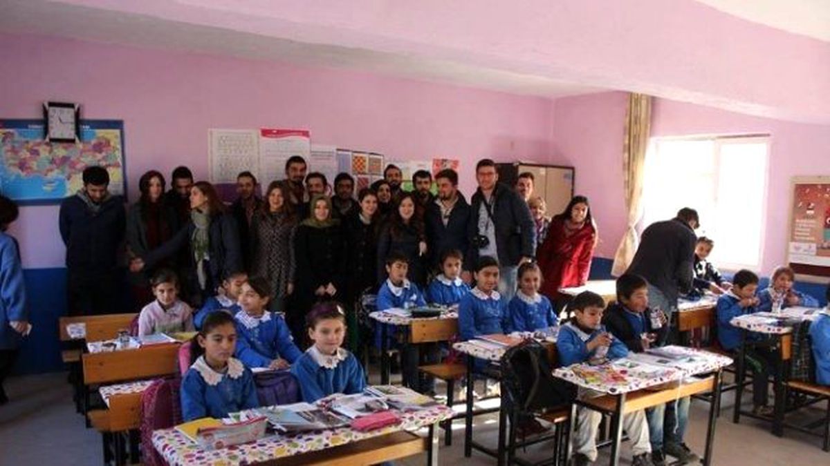 Üniversite Öğrencileri Kardeş Okullarını Ziyaret Etti