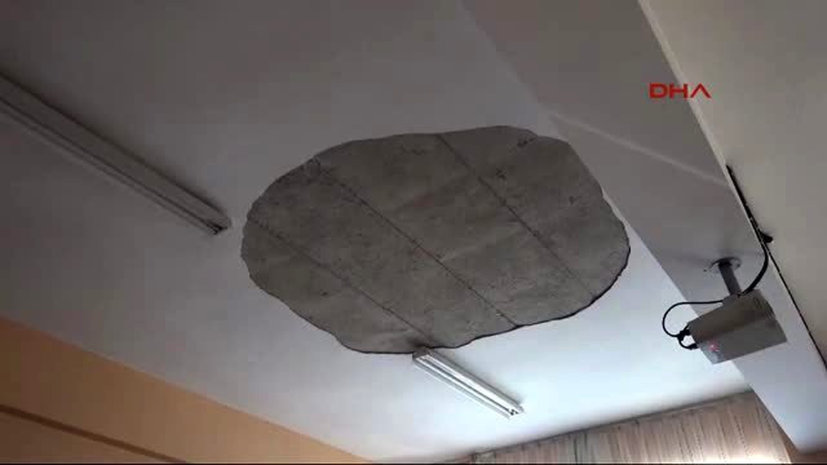 Uşak Sınıfın Tavan Sıvası Dökülünce 6 Öğrenci Yaralandı