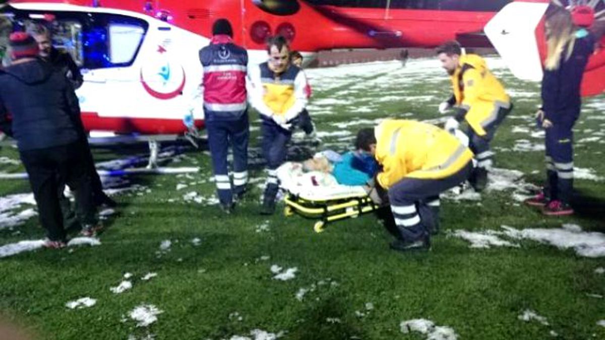 Yolları Kapatan Kar Nedeniyle Mahsur Kalan Hasta Hava Ambulansıyla Hastaneye Götürüldü